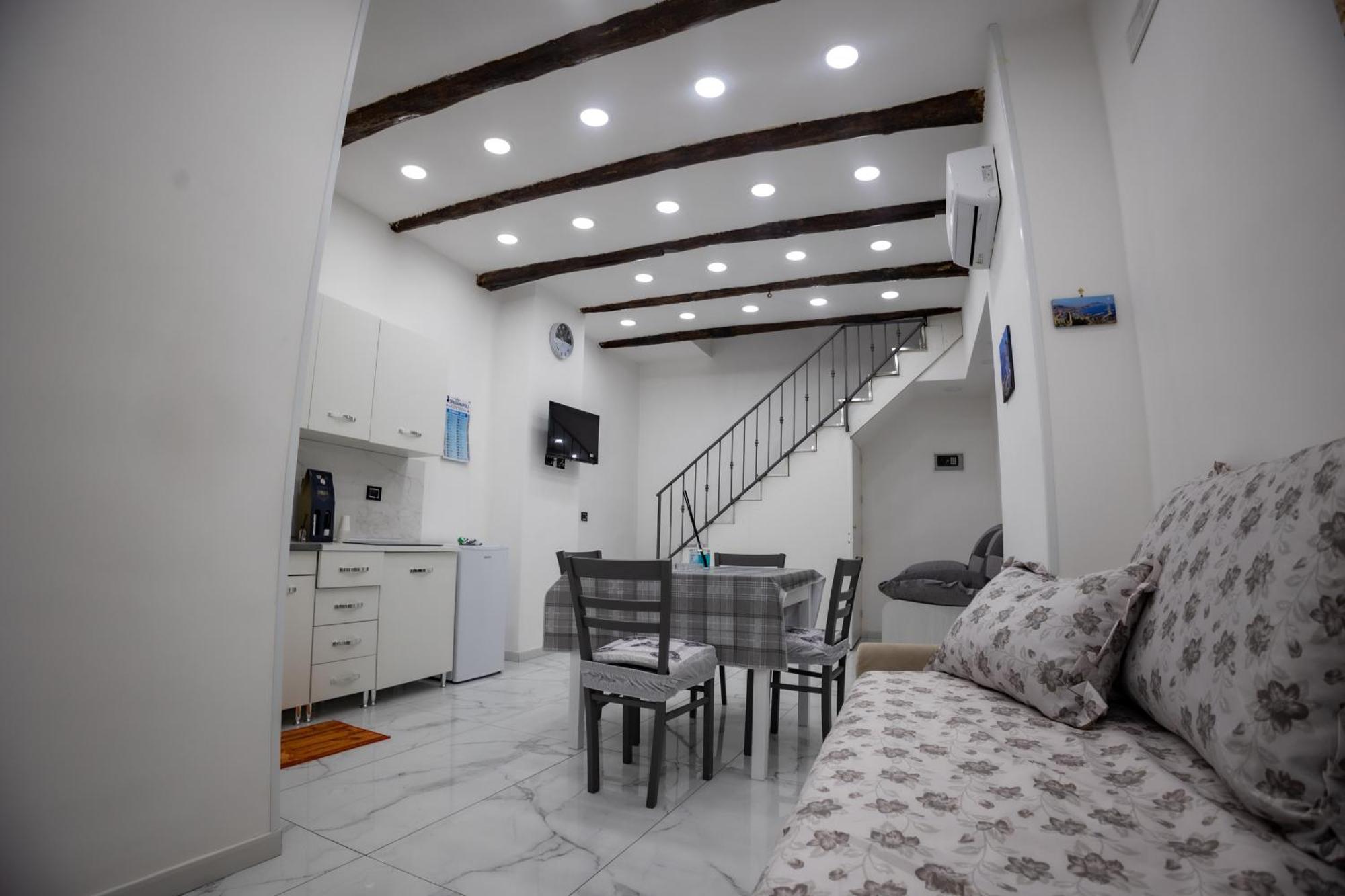 Royal Spaccanapoli Apartment Екстериор снимка