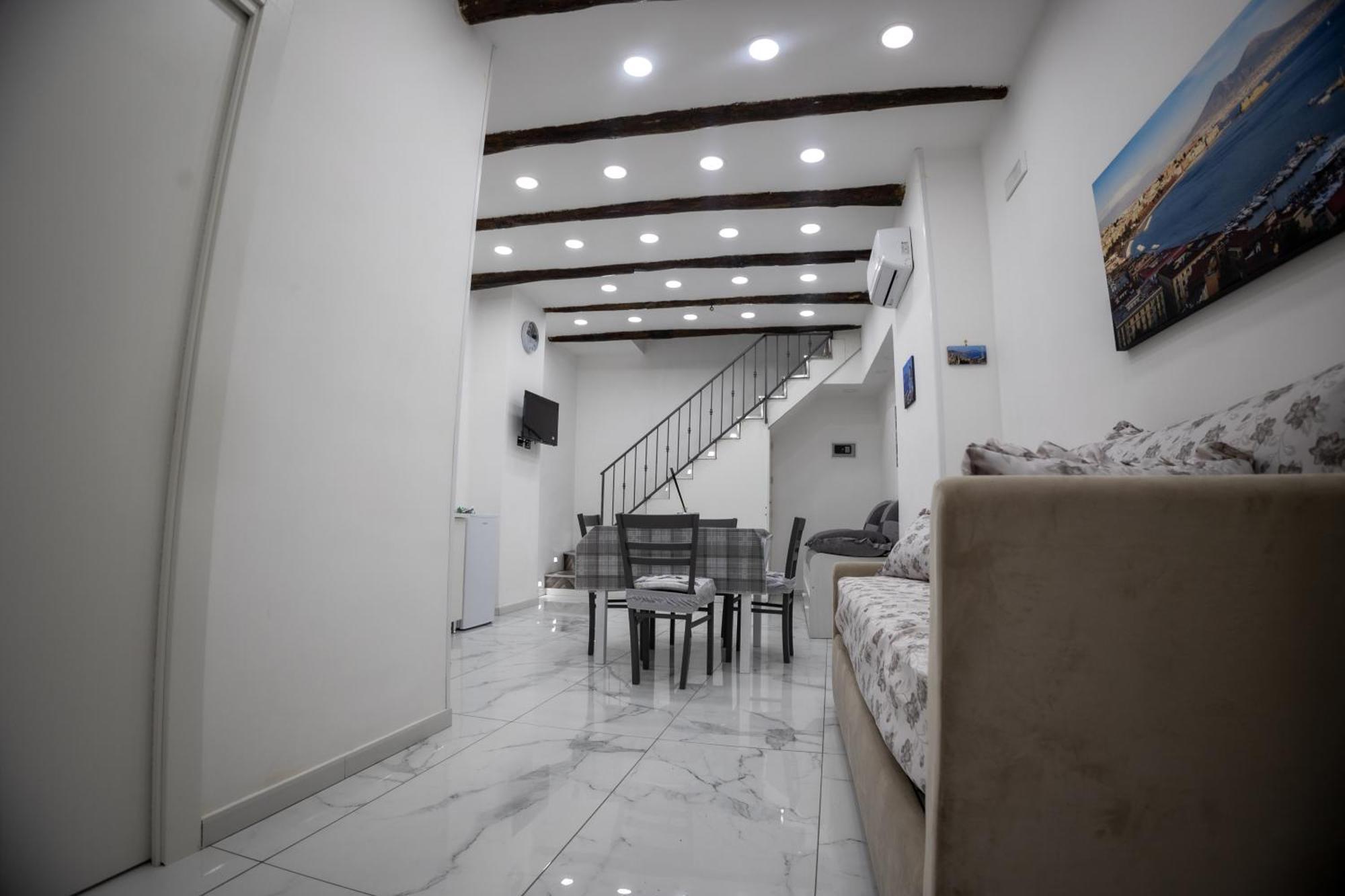 Royal Spaccanapoli Apartment Екстериор снимка