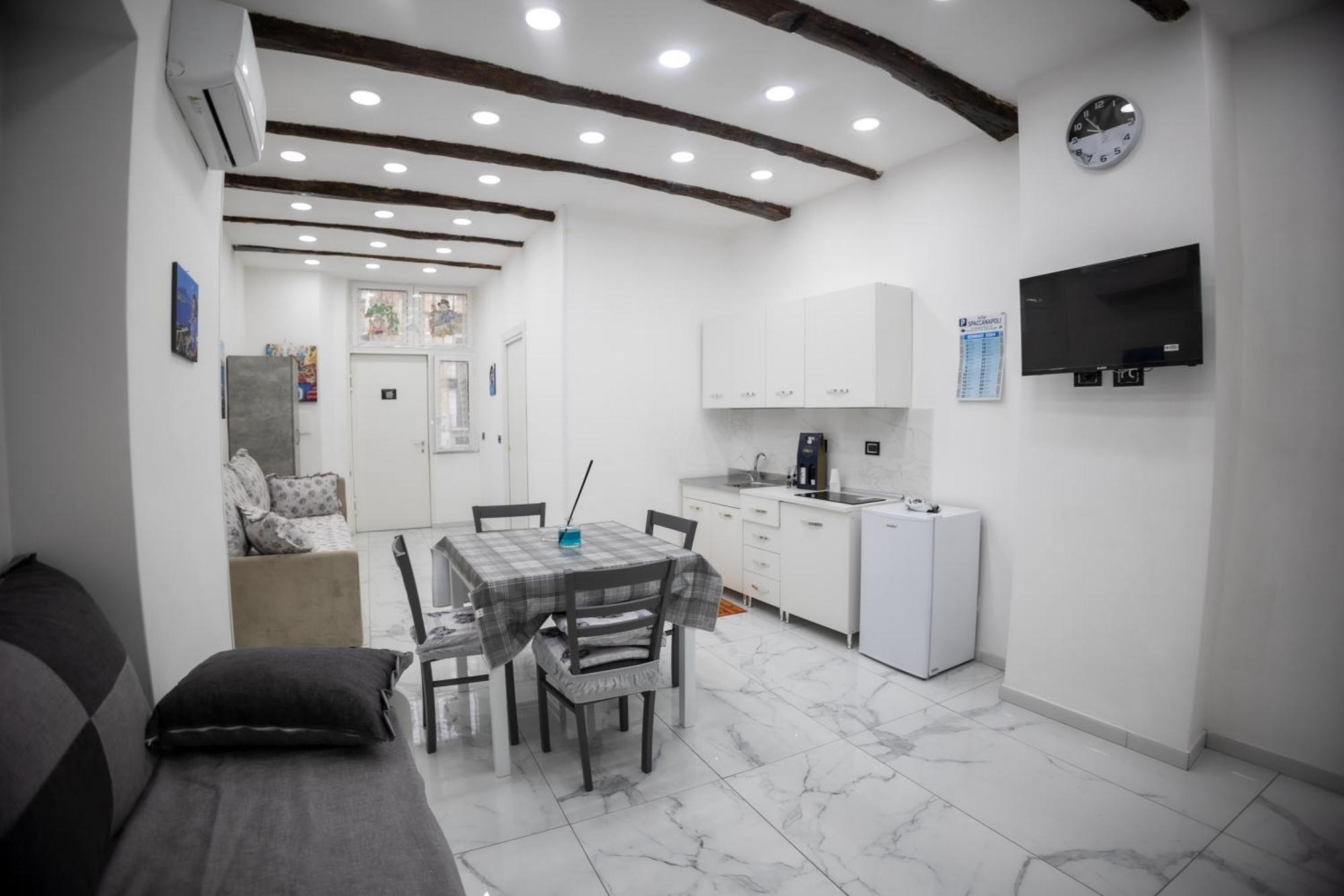 Royal Spaccanapoli Apartment Екстериор снимка